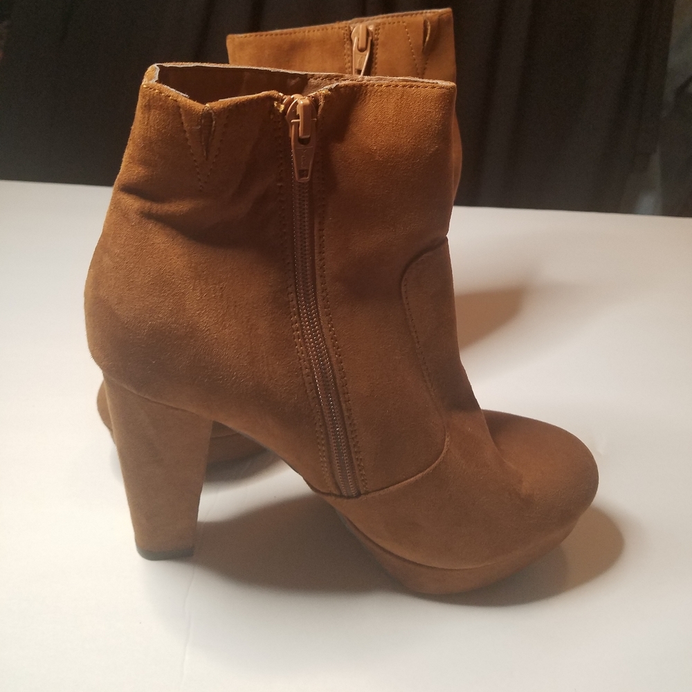 Tan Zip up Ankle Bootie 7 1/2